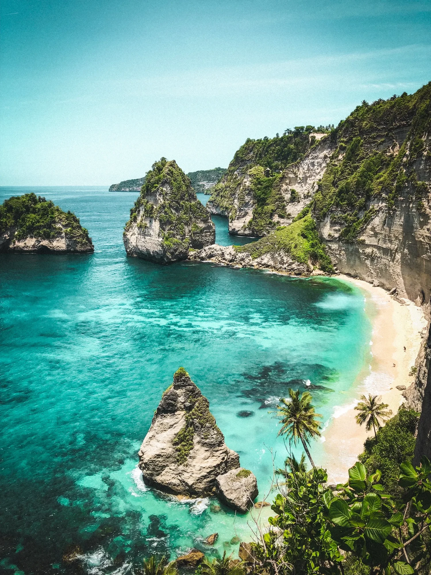 Turquoise water along a tropical Caribbean cove